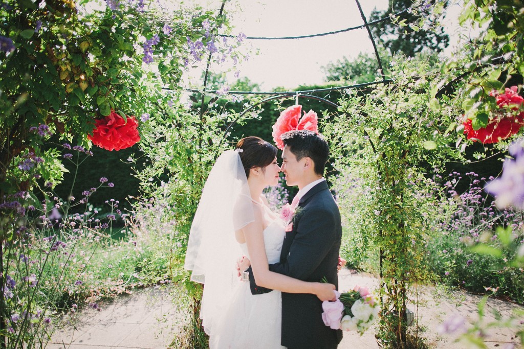 nicholas-lau-nicholau-london-film-fine-art-photography-beautiful-blog-first-wedding-love-cute-white-dress-chinese-asian-Gaynes-park-bride-groom-kissing-in-sunlight-garden-gazebo-plants-flowers