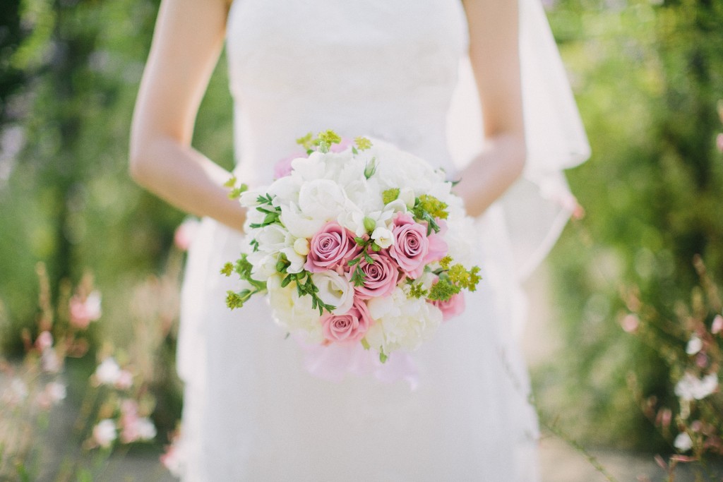 nicholas-lau-nicholau-london-film-fine-art-photography-beautiful-blog-first-wedding-love-cute-white-dress-chinese-asian-Gaynes-park-pink-roses-white-roses-bouquet-shot
