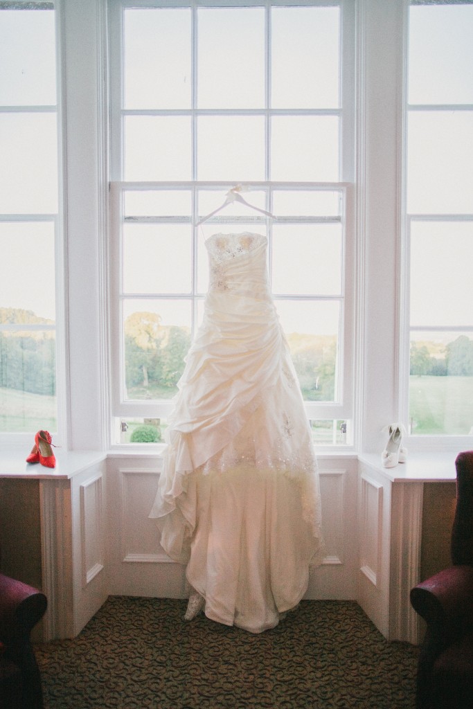 nicholas-lau-nicholau-london-film-photography-chinese-asian-wedding-ballgown-white-wedding-dress-in-window