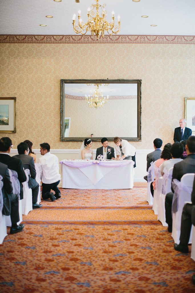 nicholas-lau-nicholau-london-film-photography-chinese-asian-wedding-officient-signing-contract-with-couple