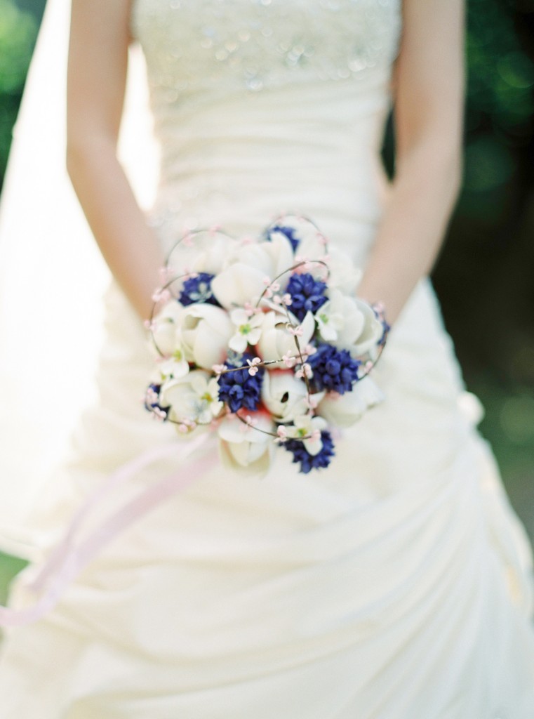 nicholas-lau-nicholau-london-film-photography-chinese-asian-wedding-something-blue-wire-bouquet-veil-ballgown