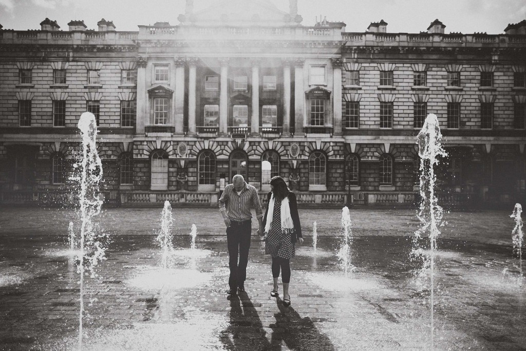 nicholas-lau-nicholau-lincolns-inns-fields-somerset-house-engagement-couple-photos-prewedding-love-london-black-and-white-photography-fountains-pushing-fiance-into-water-sunny-sun-geisers-d