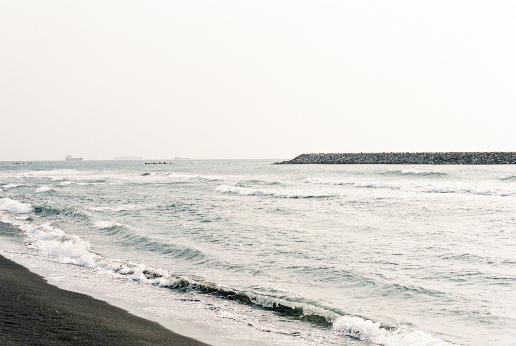 nicholas-lau-nicholau-katrina-li-taiwan-travel-photography-portraits-beach-taipei-kaohsiung-eos3-fuji-flim-400h-beach-black-sand-waves-sun