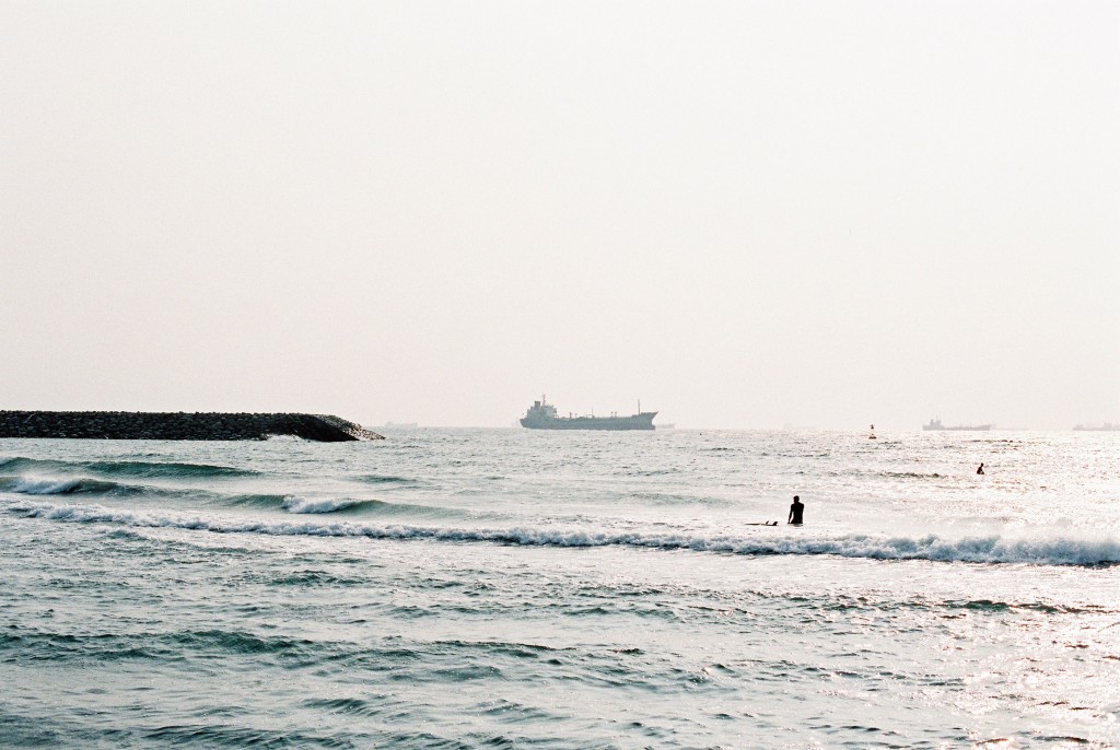 nicholas-lau-nicholau-katrina-li-taiwan-travel-photography-portraits-beach-taipei-kaohsiung-eos3-fuji-flim-400h-beach-waves-light-cliffs