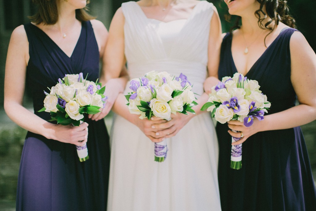 nicholas-lau-nicholau-london-weddings-fine-art-photography-leadenhall-market-st-helens-church-documentary-style-three-bouquets-3-bride-maid-of-honour-sister-in-law-white-roses-purple-flowers