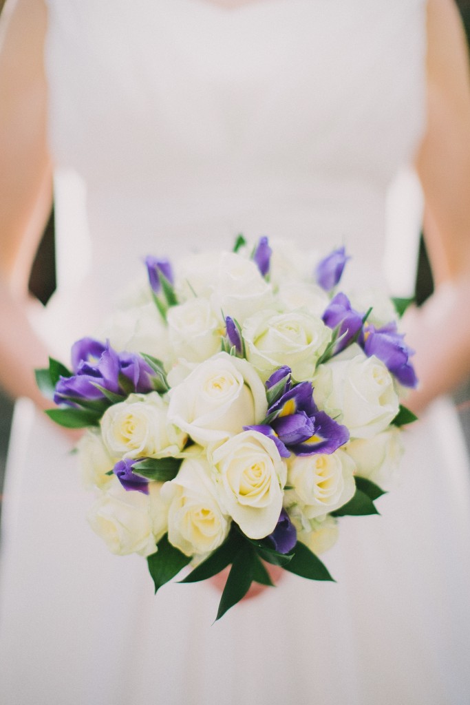 nicholas-lau-nicholau-london-weddings-fine-art-photography-leadenhall-market-st-helens-church-white-purple-rose-bouquet-wedding-dress