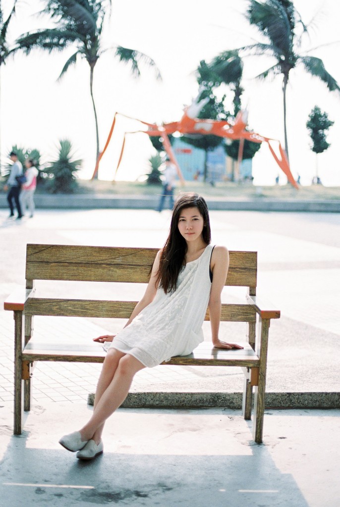 nicholas-lau-nicholau-katrina-li-taiwan-travel-photography-portraits-beach-taipei-kaohsiung-eos3-fuji-flim-400h-bench-rest-relax-white-dress-girl-kaohsiung