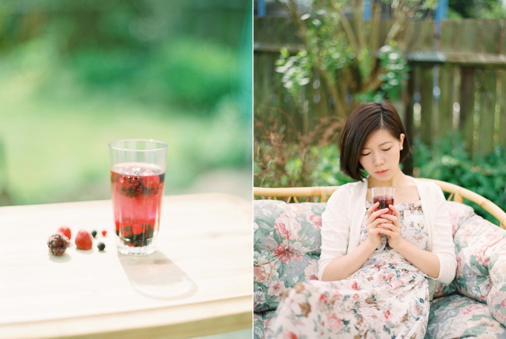 Nicholas-lau-nicholau-lifestyle-portrait-film-photography-fuji-400--contax-645-garden-girl-taiwanese-summer-sunny-floral-dress-pale-bob-hair-berry-blackberries-drink-refreshing-blueberries-mix