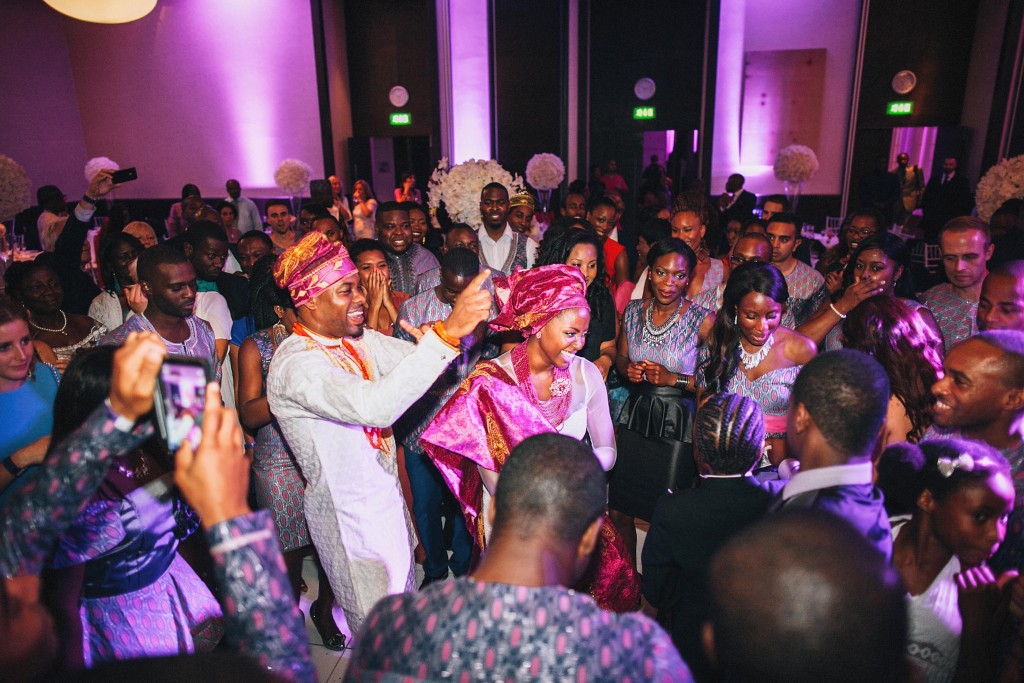 Nicholau-nicholas-lau-photography-london-uk-wedding-fine-art-film-nigerian-black-african-traditional-groom-bride-dance-circle-clapping-kele-robes-tunic