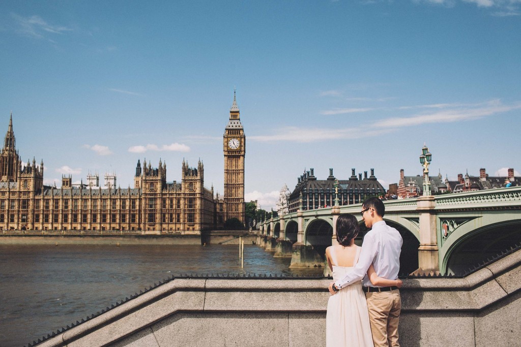 nicholas-lau-nicholau-romance-london-uk-engagement-asian-chinese-hong-kong-couple-photography-film-fine-art-holland-park-house-of-parliament-south-bank-waterloo-big-ben-kiss-hug-hold-24mm