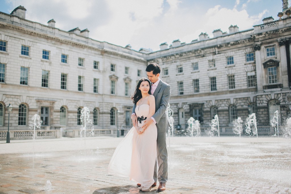 nicholas-lau-nicholau-chinese-london-uk-film-fine-art-photography-engagement-couple-pre-wedding-grey-suit-cute-romance-wind-sun-somerset-house-hold-hugging