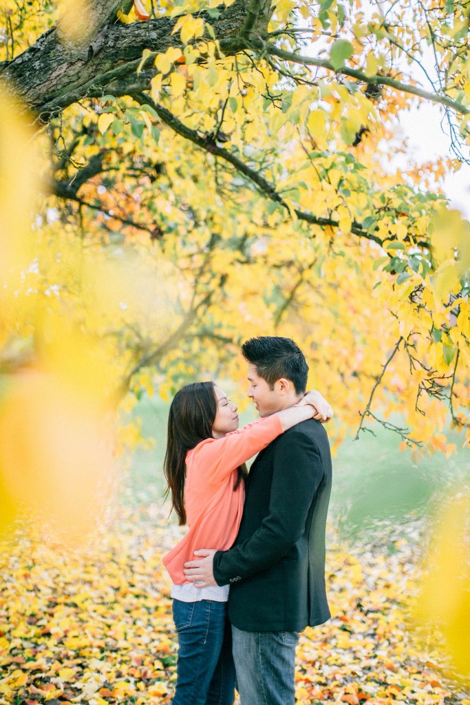 nicholau-nicholas-lau-couple-pre-wedding-film-fine-art-photography-red-blazer-leaves-fall-autumn-kew-gardens-uk-london-yellow-tree-hug-kiss-chinese-a
