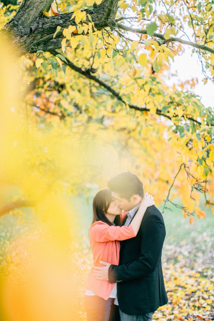 nicholau-nicholas-lau-couple-pre-wedding-film-fine-art-photography-red-blazer-leaves-fall-autumn-kew-gardens-uk-london-yellow-tree-hug-kiss-chinese-blur