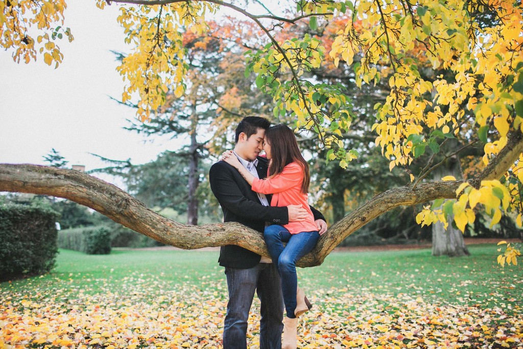 nicholau-nicholas-lau-couple-pre-wedding-film-fine-art-photography-red-blazer-leaves-fall-autumn-kew-gardens-uk-london-bench-tree-yellow-chinese-embrace