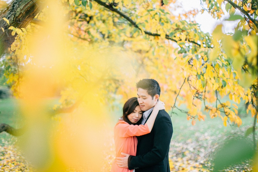 nicholau-nicholas-lau-couple-pre-wedding-film-fine-art-photography-red-blazer-leaves-fall-autumn-kew-gardens-uk-london-yellow-tree-chinese-hold-hug
