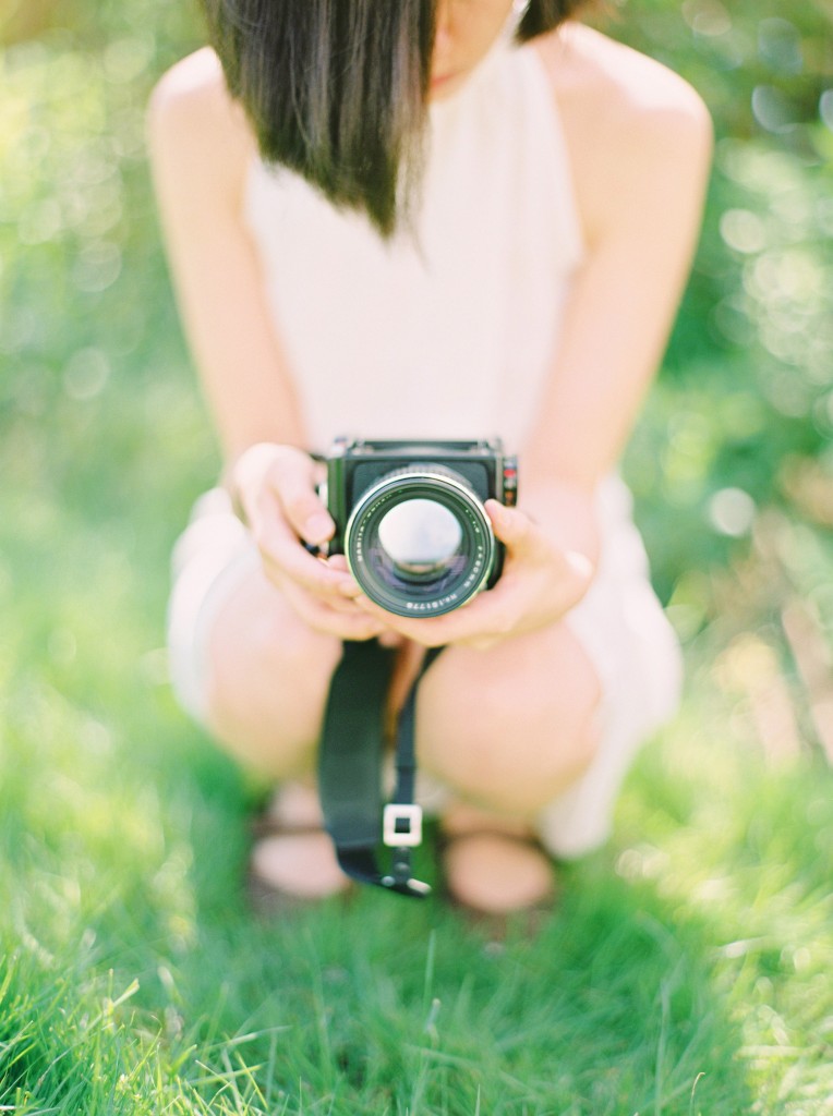 nicholau-nicholas-lau-photography-fuji-400-pn400n-photo-summer-heat-camera-contax-645-Mamiya-M645-1000s-film-fine-art-midsummer-dream-lifestyle-portrait-girl-grass-holding-focus-sandals-white-dress