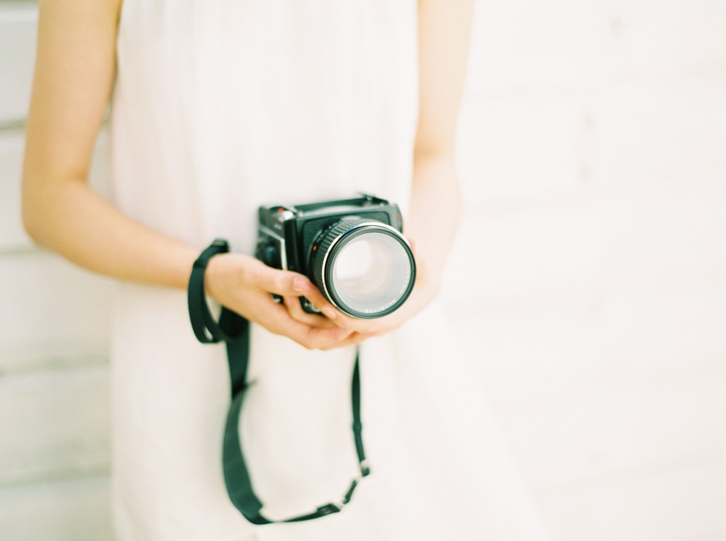 nicholau-nicholas-lau-photography-fuji-400-pn400n-photo-summer-heat-camera-contax-645-Mamiya-M645-1000s-film-fine-art-midsummer-dream-lifestyle-portrait-white-dress-halter-holding-girl-asian