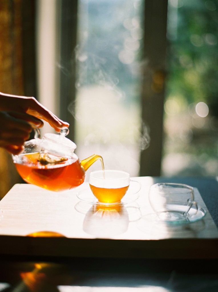 Nicholas-lau-nicholau-photography-fuji-film-fine-art-coffee-marble-tea-glass-clear-sunlight-milk-cream-teapot-400-stream-pour-in-cup-hand-delicate-kodak-portra