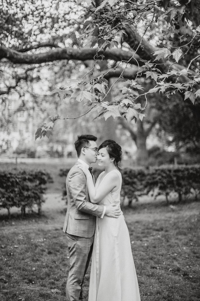 nicholas-lau-nicholau-photo-photography-fine-art-hybrid-engagement-chinese-asian-couple-london-uk-white-dress-grey-suit-black-white-lincolns-inns-fields-hug