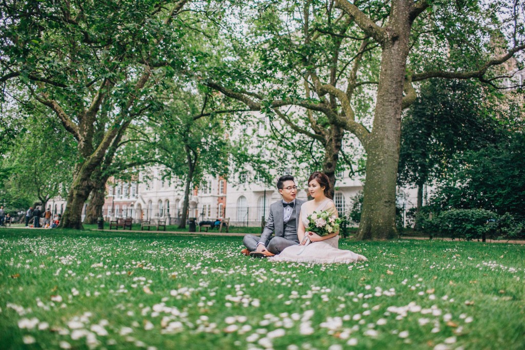 nicholas-lau-nicholau-photo-photography-fine-art-hybrid-engagement-chinese-asian-couple-london-uk-white-dress-grey-suit-lincoln-inns-fields-grass-picnic-pretty-flowers