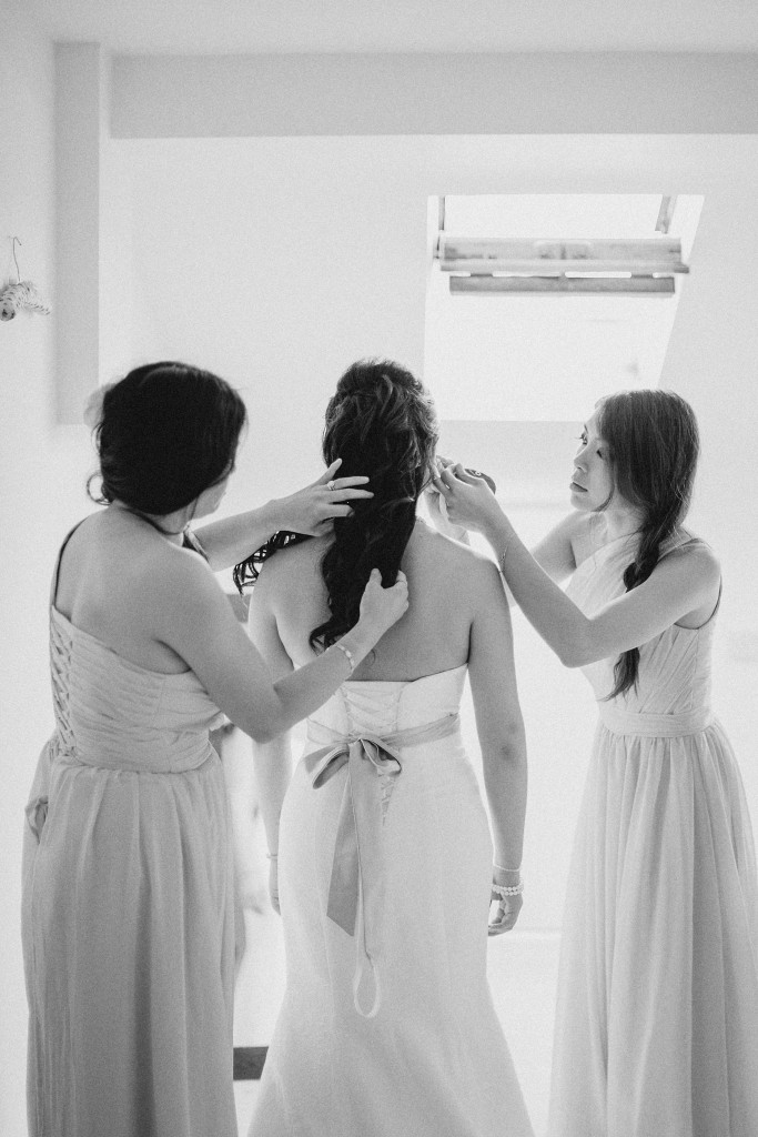 nicholas-lau-photo-photography-wedding-uk-london-asian-chinese-black-white-getting-ready-brides-maids-helping-bride-hair