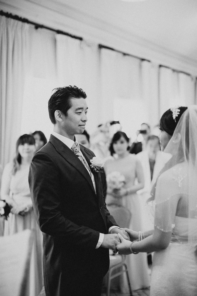 nicholas-lau-photo-photography-wedding-uk-london-asian-chinese-black-white-saying-vows-bride-groom