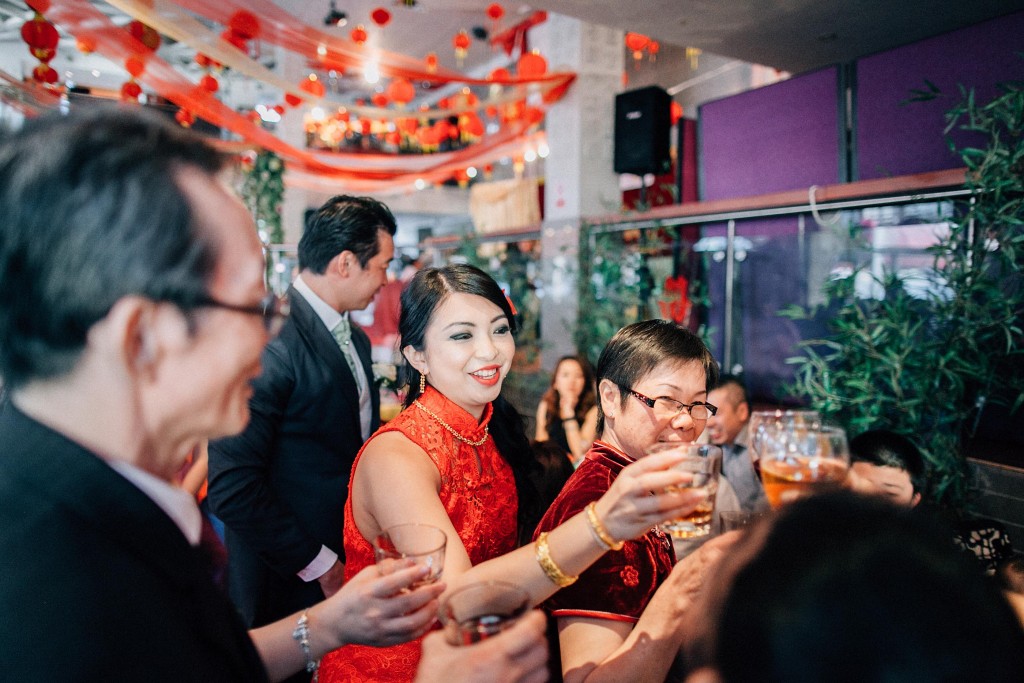 nicholas-lau-photo-photography-wedding-uk-london-asian-chinese-bride-qi-pao-toasting-guests-china-boulevard