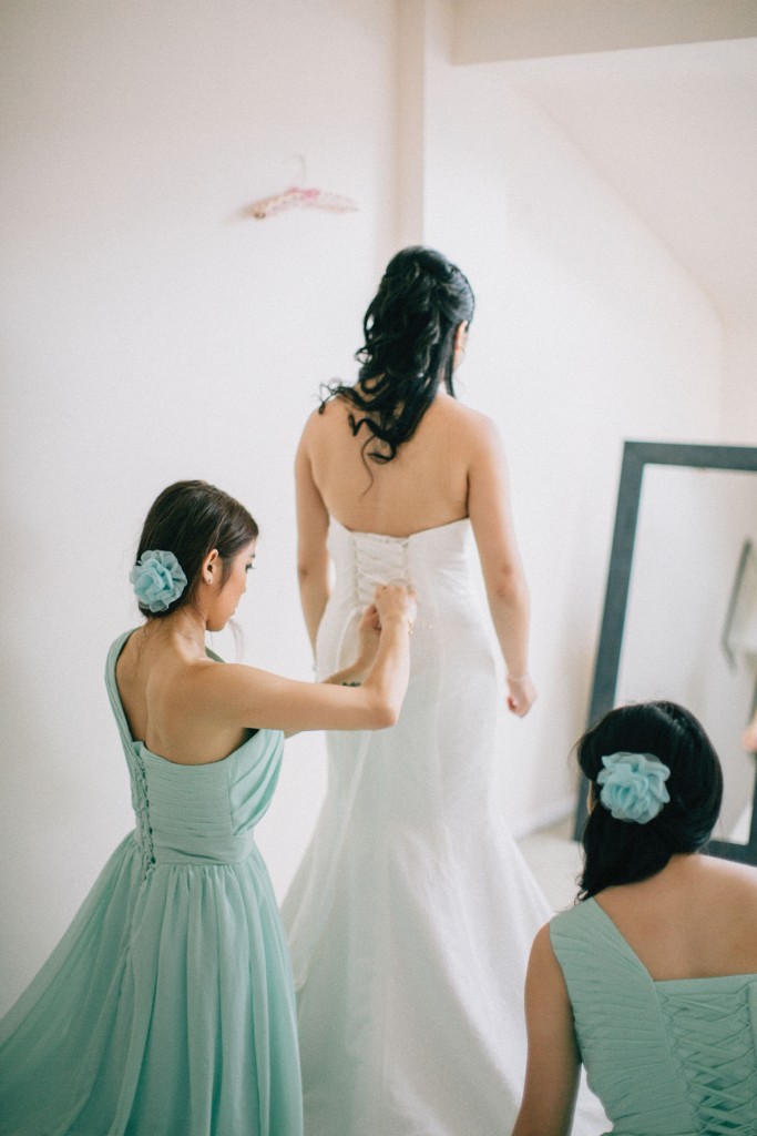 nicholas-lau-photo-photography-wedding-uk-london-asian-chinese-getting-ready-aqua-dresses-bridesmaids-lacing-back-of-dress