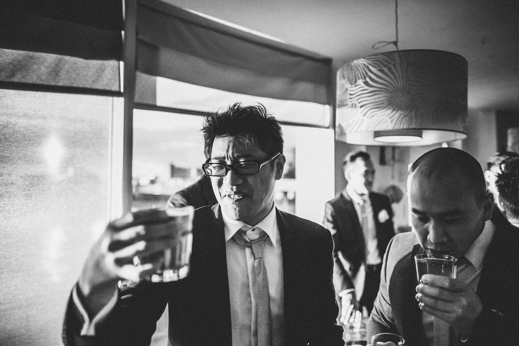 nicholas-lau-photo-photography-wedding-uk-london-asian-chinese-groomsmen-drinking-black-white
