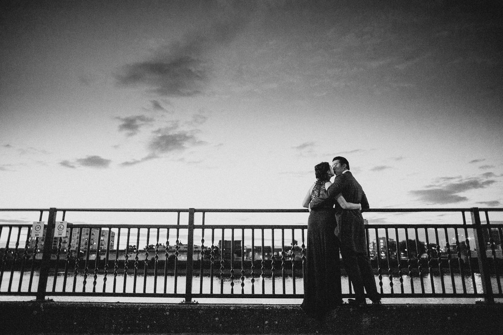 nicholas-lau-photo-photography-wedding-uk-london-asian-chinese-kiss-sunset-black-white-thames-river