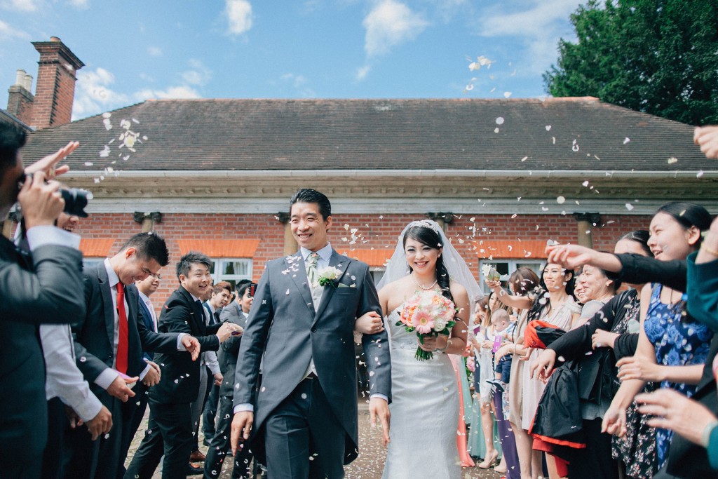 nicholas-lau-photo-photography-wedding-uk-london-asian-chinese-petal-confetti-guests-throwing