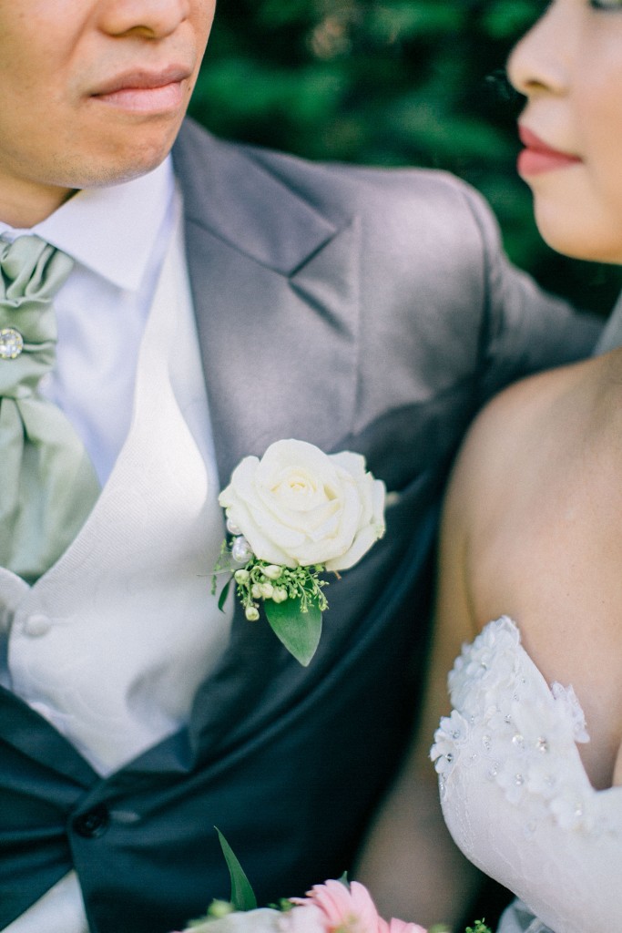 nicholas-lau-photo-photography-wedding-uk-london-asian-chinese-white-flower-sweetheart-neckline-corsage