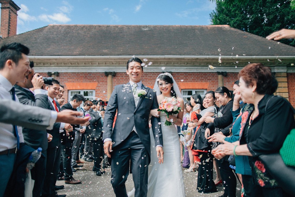 nicholas-lau-photo-photography-wedding-uk-london-asian-chinese-york-house-confetti-guests-throwing-petals