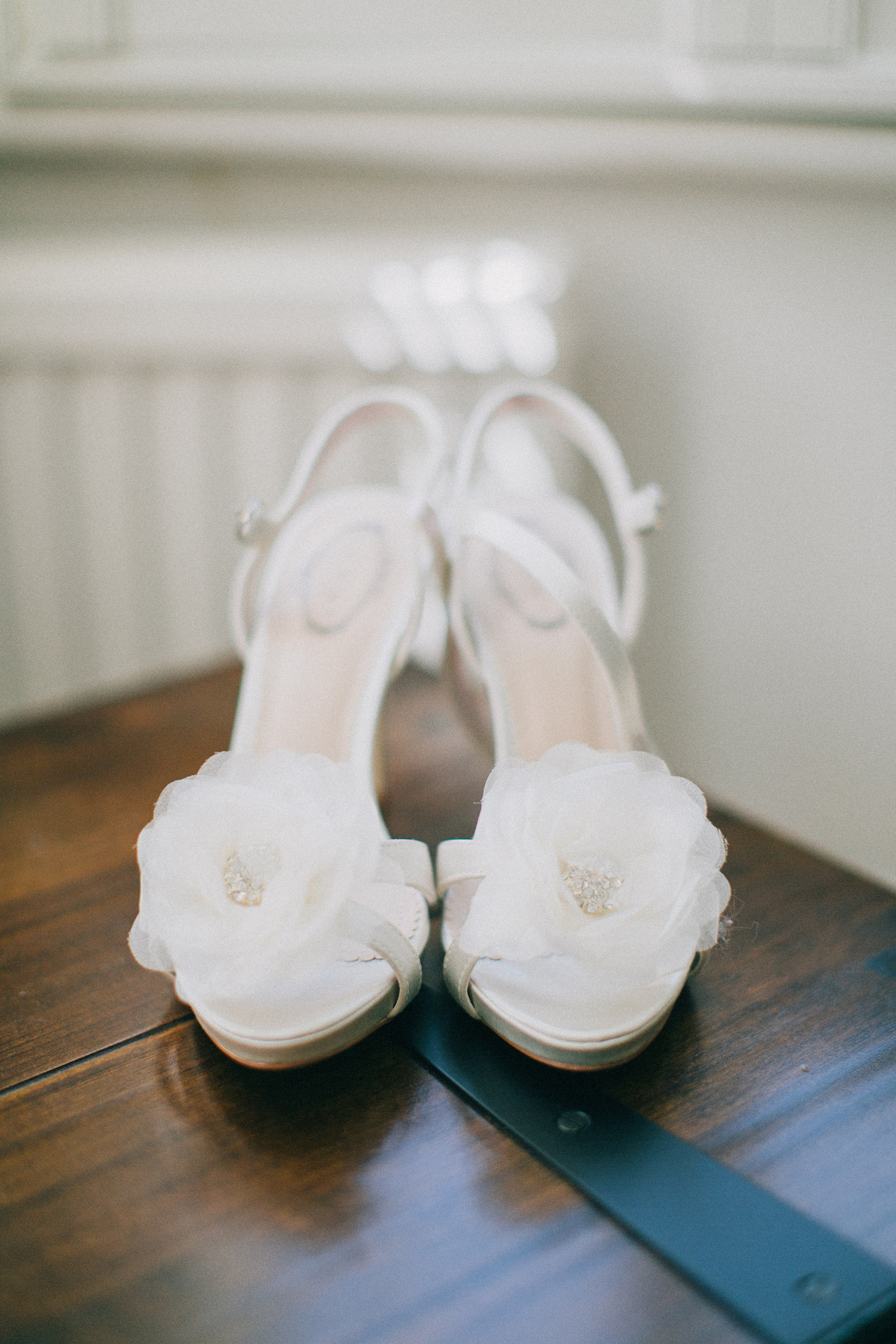nicholas-lau-photo-photography-fine-art-film-wedding-london-asian-chinese-uk-mulitcultural-ceremony-reception-white-heels-details