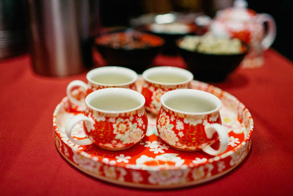 nicholas-lau-photo-photography-wedding-uk-london-holland-park-gardens-orangery-the-chinese-couple-summer-beautiful-photographer-chinese-tea-ceremony-cups-serving-tray