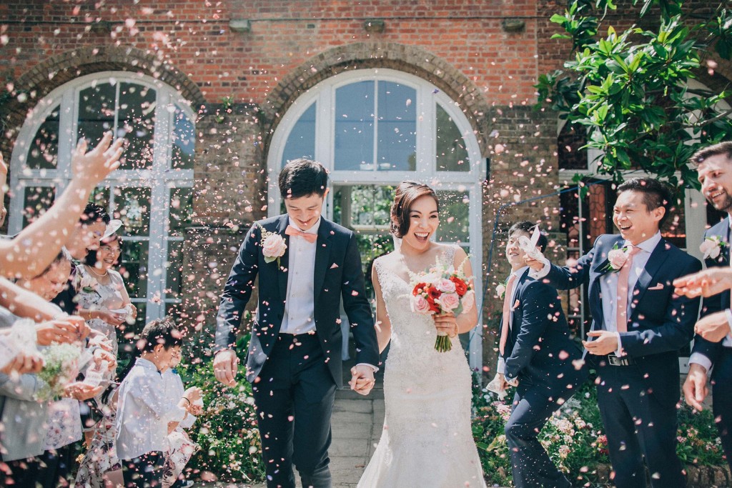 nicholas-lau-photo-photography-wedding-uk-london-holland-park-gardens-orangery-the-chinese-couple-summer-beautiful-photographer-guests-throwing-confetti-petals-rice-alternative