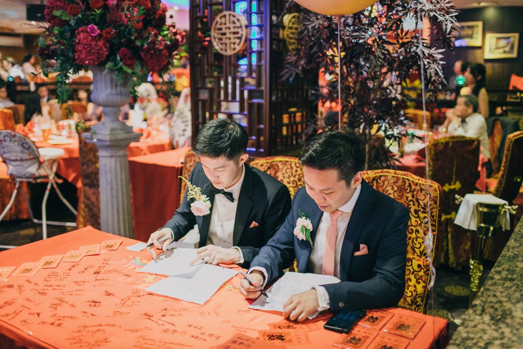 nicholas-lau-photo-photography-wedding-uk-london-holland-park-gardens-orangery-the-chinese-couple-summer-beautiful-photographer-the-golden-phoenix-signing-guests-in-red-envelopes