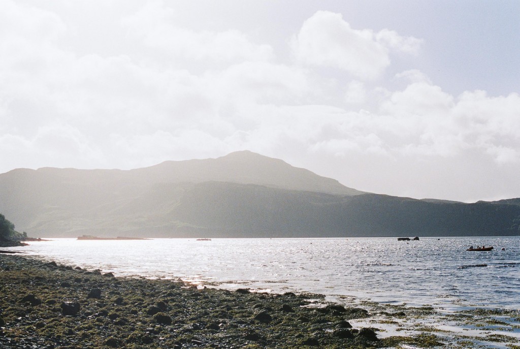 nicholas-lau-photo-photography-scotland-isle-of-skye-wanderlust-film-carmencita-lab-fine-art-portree-shores-seaweed-rocks