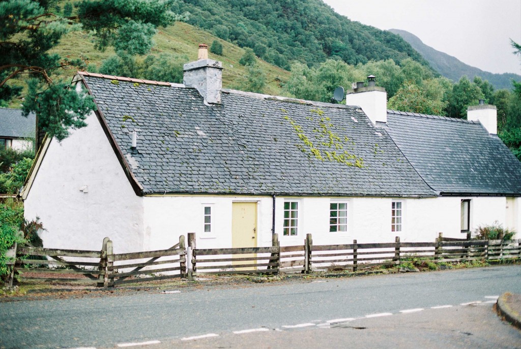 nicholas-lau-photo-photography-scotland-isle-of-skye-wanderlust-film-carmencita-lab-fine-art-stone-roof-tiles-moss-white-house