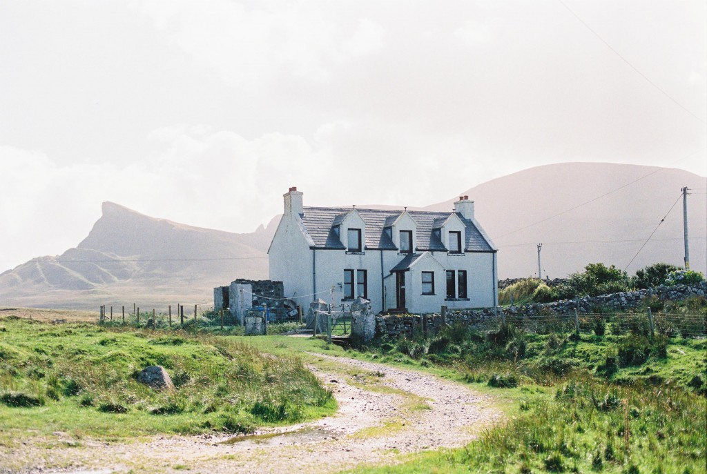 nicholas-lau-photo-photography-scotland-isle-of-skye-wanderlust-film-carmencita-lab-fine-art-white-house-mountains-rural