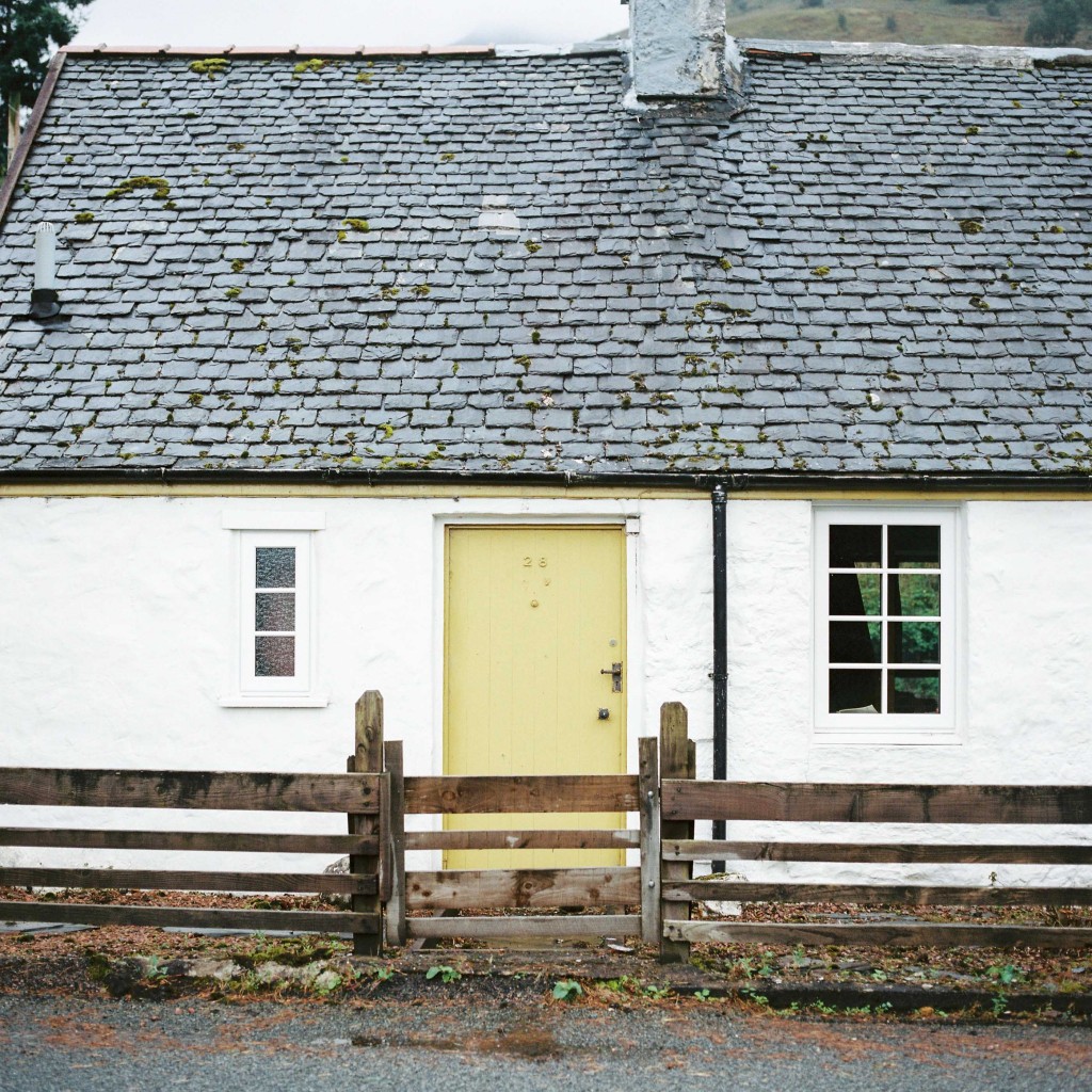 nicholas-lau-photo-photography-scotland-isle-of-skye-wanderlust-film-carmencita-lab-fine-art-yellow-door-white-house-stone-tiles-roof