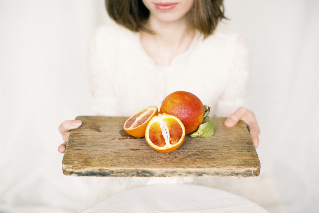 nicholas-lau-photo-photography-contax-645-fuji-400h-uk-film-lab-canadian-lab-fine-art-medium-format-london-eltham-palace-gardens-blood-orange-oranges-white-lace-dress-lifestyle-serving-fruit
