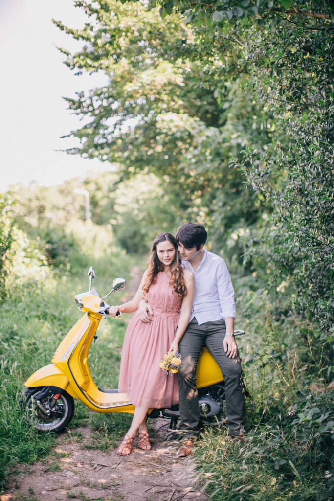 Nicholas-lau-photo-photography-fine-art-wedding-engagement-london-uk-photographer-wanstead-park-summer-love-cute-couple-la-land-garden-love-on-a-vespa