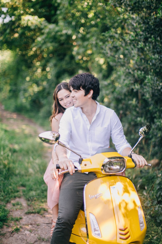 Nicholas-lau-photo-photography-fine-art-wedding-engagement-london-uk-photographer-wanstead-park-summer-love-cute-couple-la-land-garden-vespa-babe-yellow