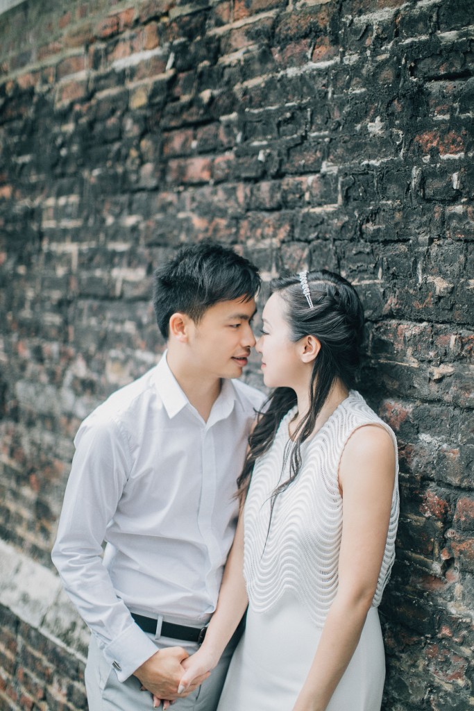 nicholas-lau-photo-photography-london-landmark-engagement-chinese-couple-photoshoot-borough-market-brick-wall-kiss