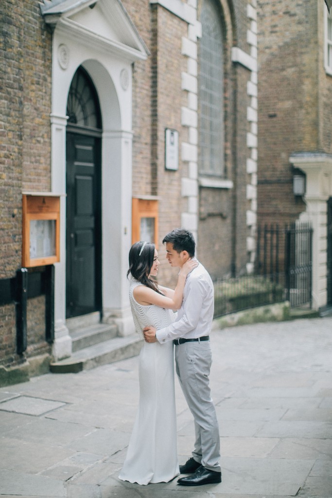 nicholas-lau-photo-photography-london-landmark-engagement-chinese-couple-photoshoot-borough-market-rabot-cafe-coffee-date-back-street-embrace