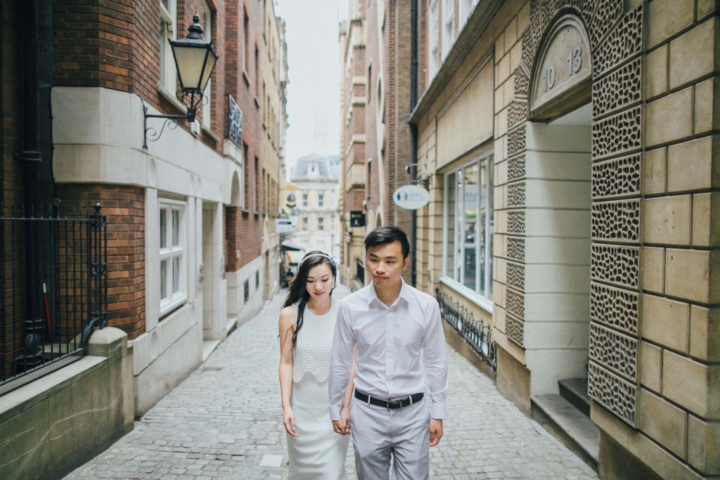 nicholas-lau-photo-photography-london-landmark-engagement-chinese-couple-photoshoot-borough-market-rabot-cafe-coffee-date-chocolate-foodie-walking-back-streets