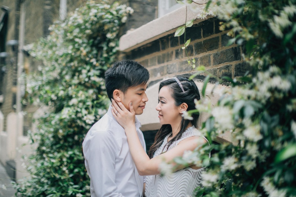 nicholas-lau-photo-photography-St-Dunstan-in-the-East-church-cathedral-london-landmark-engagement-chinese-couple-photoshoot-borough-market-rabot-cafe-coffee-date-chocolate-foodie-caress-sweet
