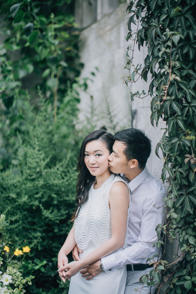 nicholas-lau-photo-photography-St-Dunstan-in-the-East-church-cathedral-london-landmark-engagement-chinese-couple-photoshoot-borough-market-rabot-cafe-coffee-date-chocolate-foodie-garden-hugging