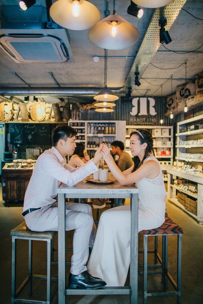 nicholas-lau-photo-photography-St-Dunstan-in-the-East-church-cathedral-london-landmark-engagement-chinese-couple-photoshoot-borough-market-rabot-cafe-coffee-date-chocolate-foodie-holding-hands